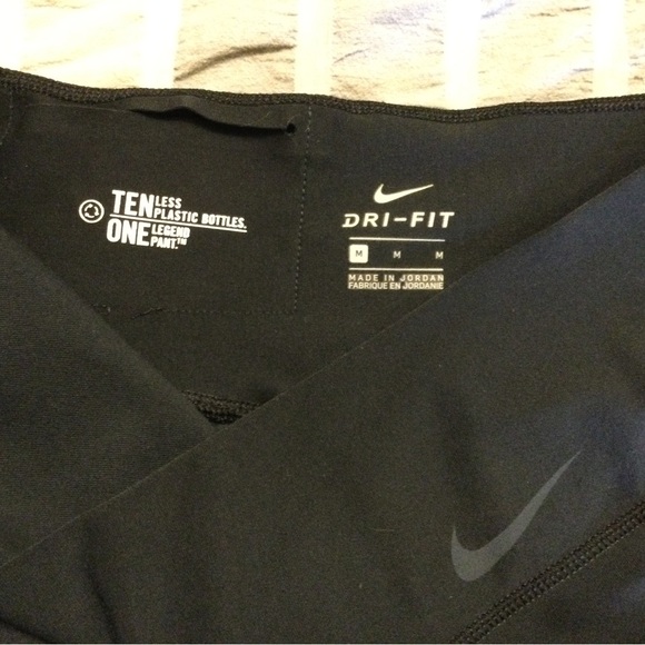 Nike Dri-Fit 23” crops leggings size medium - Picture 3 of 8